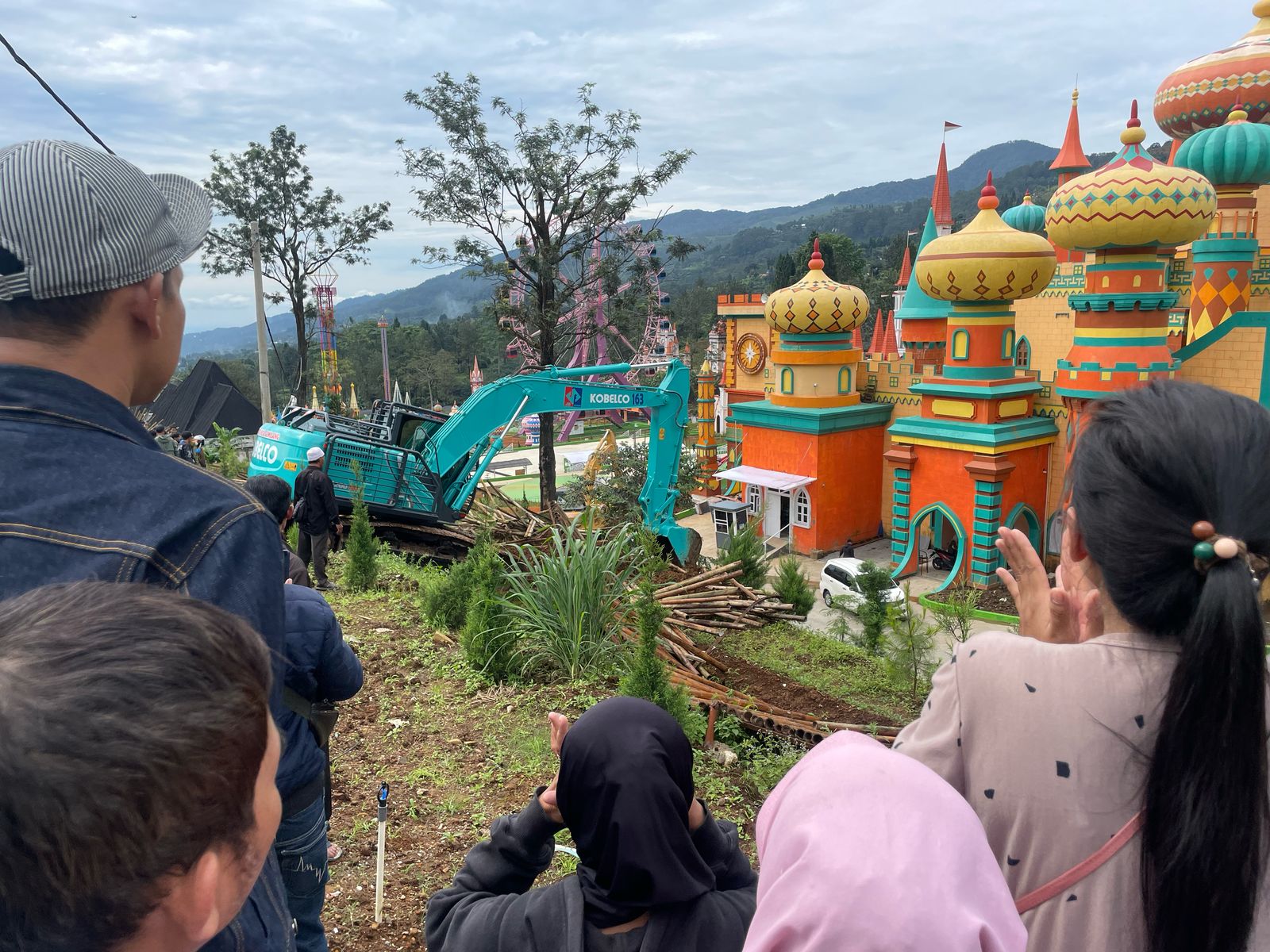 Pembongkaran Hibisc Fantasy Puncak Bogor.