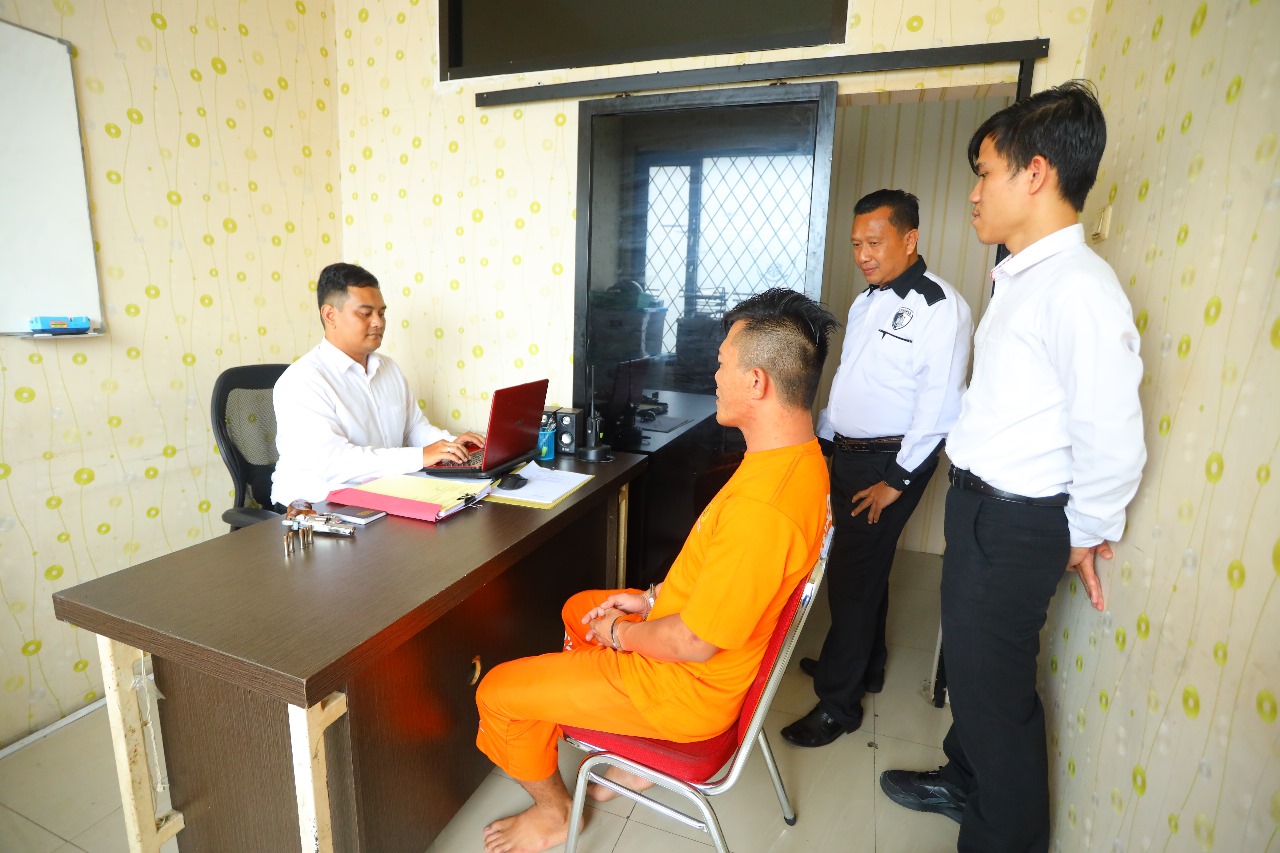 Tampang pelaku pemerasan dengan kekerasan yang kini telah ditangkap polisi.