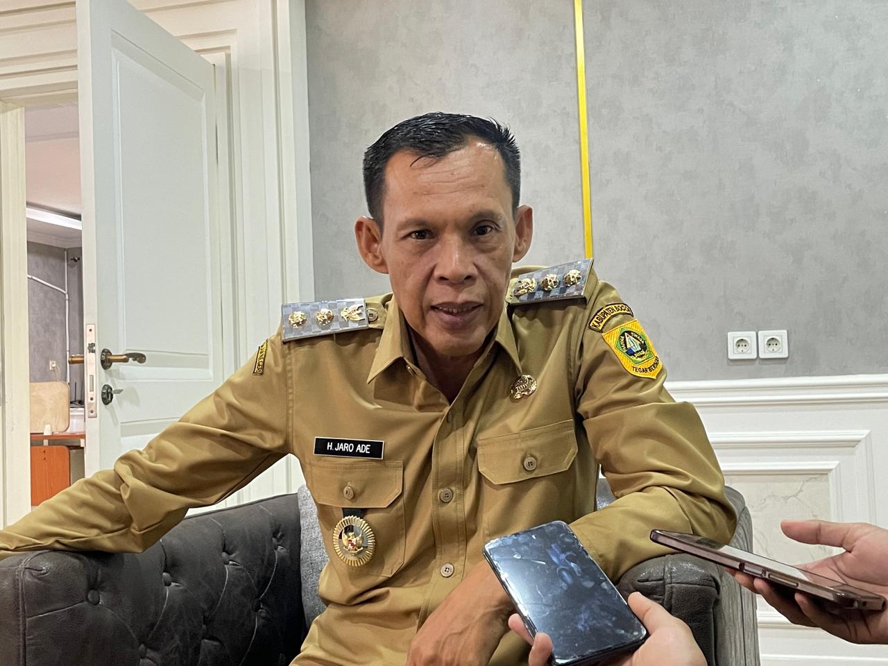 Wakil Bupati Bogor, Jaro Ade saat menjawab pertanyaan wartawan soal jalan alternatif Leuwiliang - Rancabungur Senin (10/3/2025).