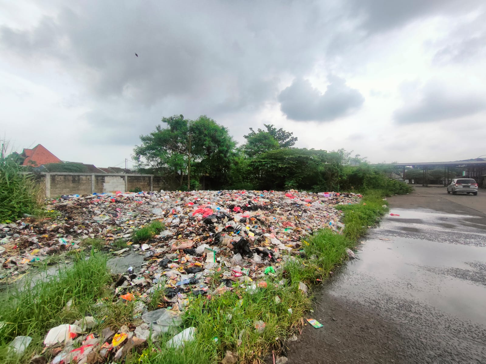 Tumpukan sampah liar di area Terminal Leuwiliang Bogor.