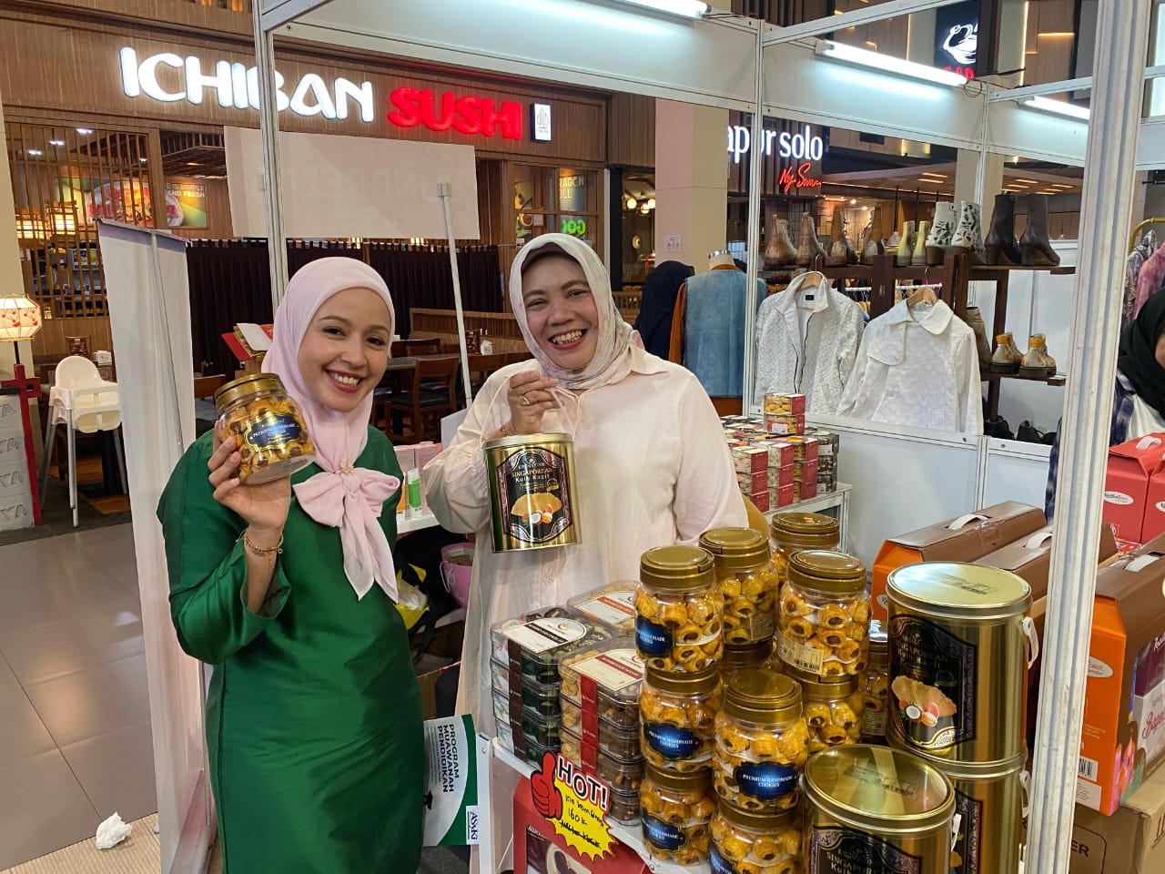 Stand Salmacalla di Biifest Mall Botani, bersama dengan Kadisbudpar Kota Bogor.