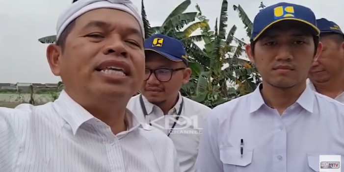 Gubernur Jawa Barat Dedi Mulyadi saat mengunjungi proyek normalisasi sungai Bekasi