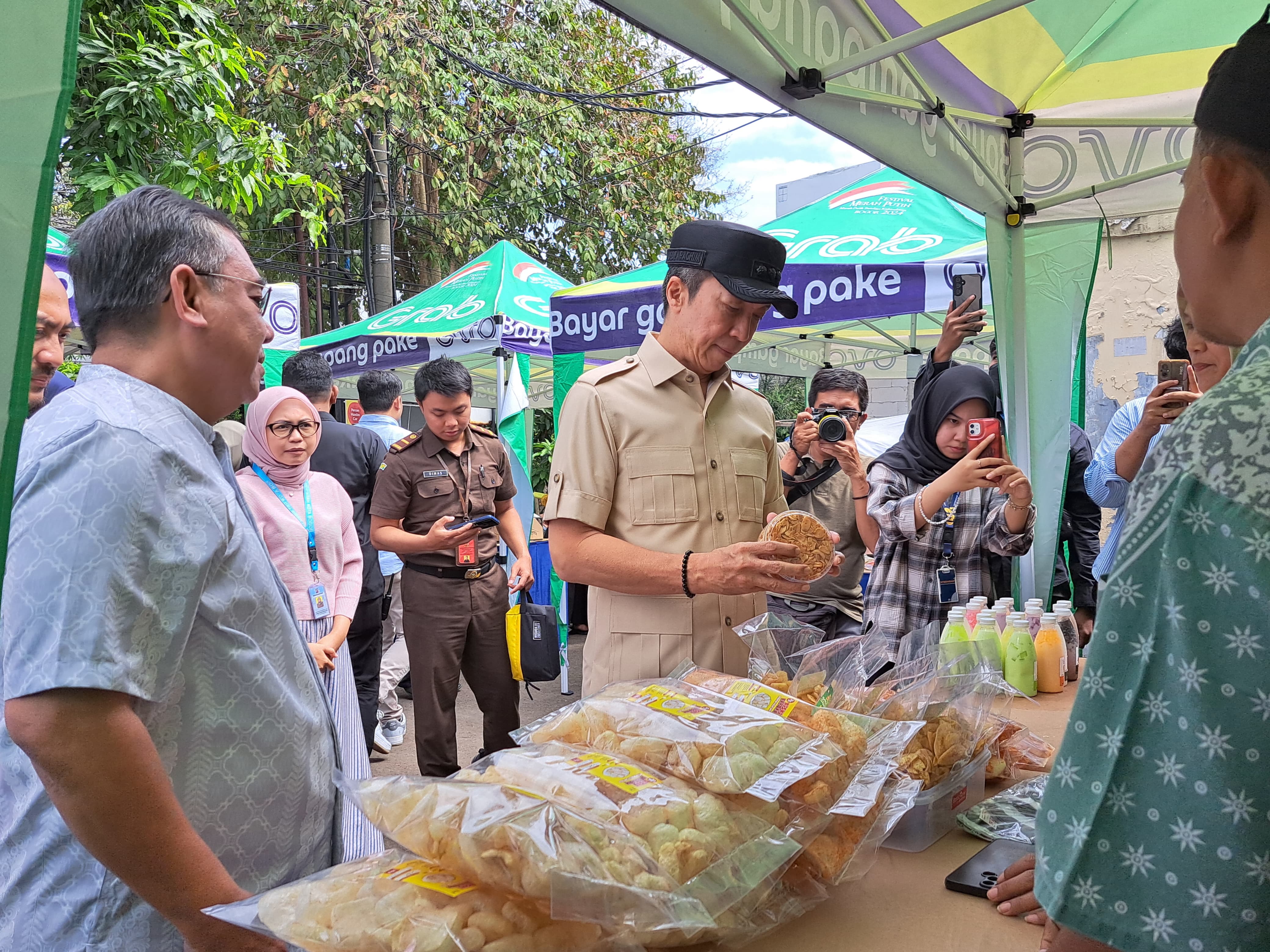 Wali Kota Bogor, Dedie Rachim saat menyambangi Festival Ngabuburit di Kecamatan Tanah Sareal, Selasa (11/3/2025).