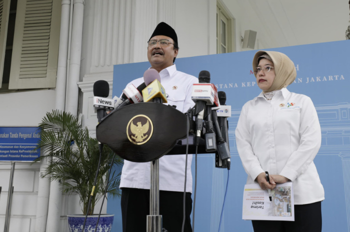 Menteri Sosial Saifullah Yusuf (Gus Ipul) menyampaikan informasi mengenai program sekolah gratis di halaman Istana Negara Jakarta.