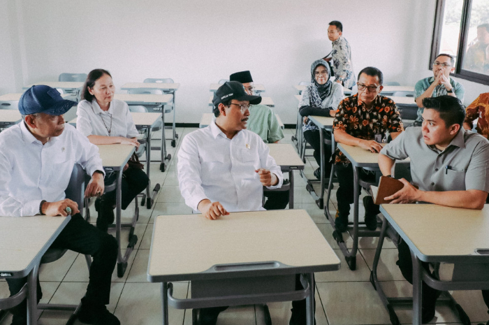 Menteri Sosial (Mensos) RI Saifullah Yusuf melakukan pengecekan sekolah rakyat.