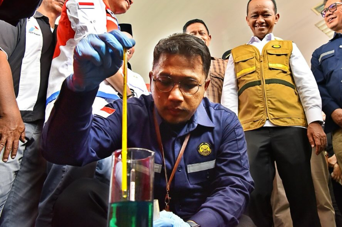 Menteri ESDM, Bahlil Lahadalia saat ikut mengecek&nbsp;BBM RON 90 dan RON 92 di SPBU.