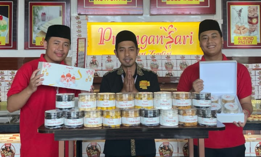 Toko oleh-oleh Priangan Sari yang menjual aneka kue kering untuk lebaran di Bogor.