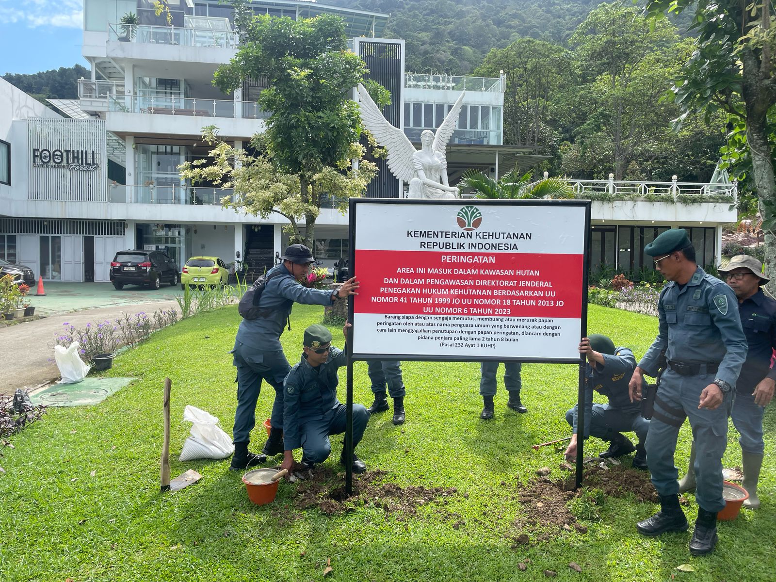 Petugas dari Kementerian Kehutanan melakukan penyegelan salah satu tempat yang melanggar aturan di Kabupaten Bogor.