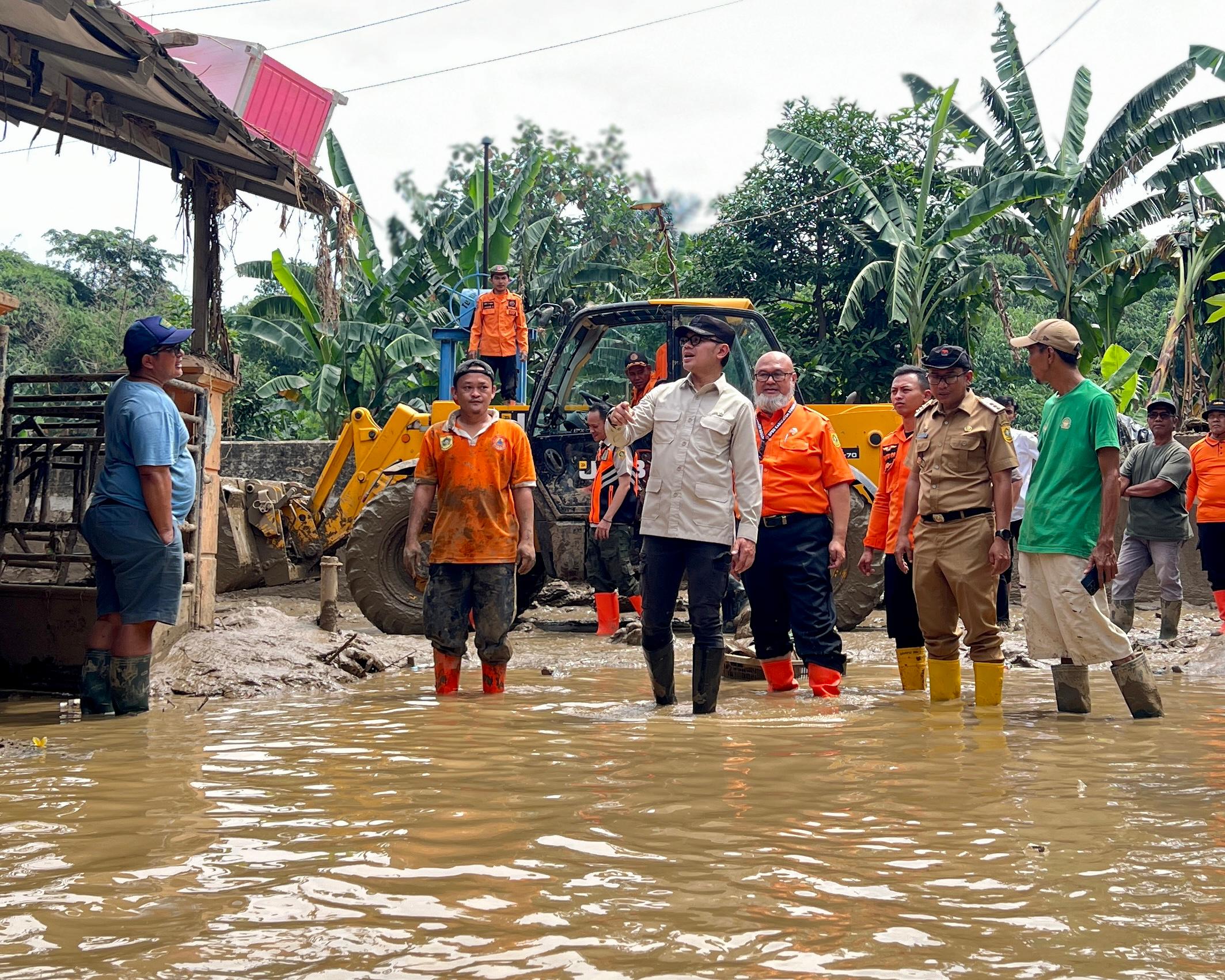 Wamendagri Bima Arya saat mendatangi lokasi banjir di Gunung Putri, Kabupaten Bogor.