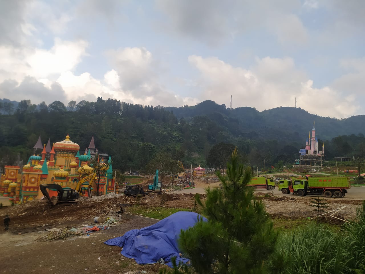 Kondisi terkini Hibisc Fantasy Puncak Bogor yang masih dalam tahap pembongkaran.