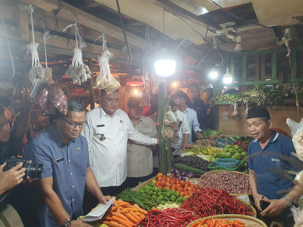 Sidak pasar oleh Bupati Bogor dan Perumda Pasar Tohaga melihat ketersediaan bahan pokok jelang lebaran.