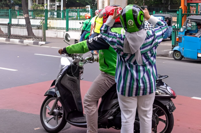 Ilustrasi pengemudi ojol atau ojek online.