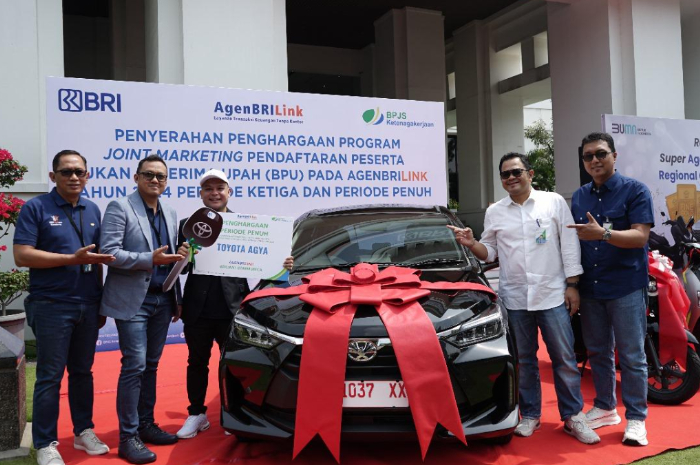 Penyerahan penghargaan program joint marketing pendaftaran bukan penerima upah pada AgenBRILink.