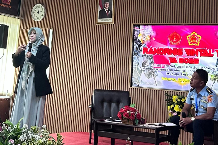 Dekan Fakultas Agama Islam UIKA Bogor dan pakar Psikologi Islam&nbsp;Prof. Dr. Imas Kania Rahman saat memberikan materi.