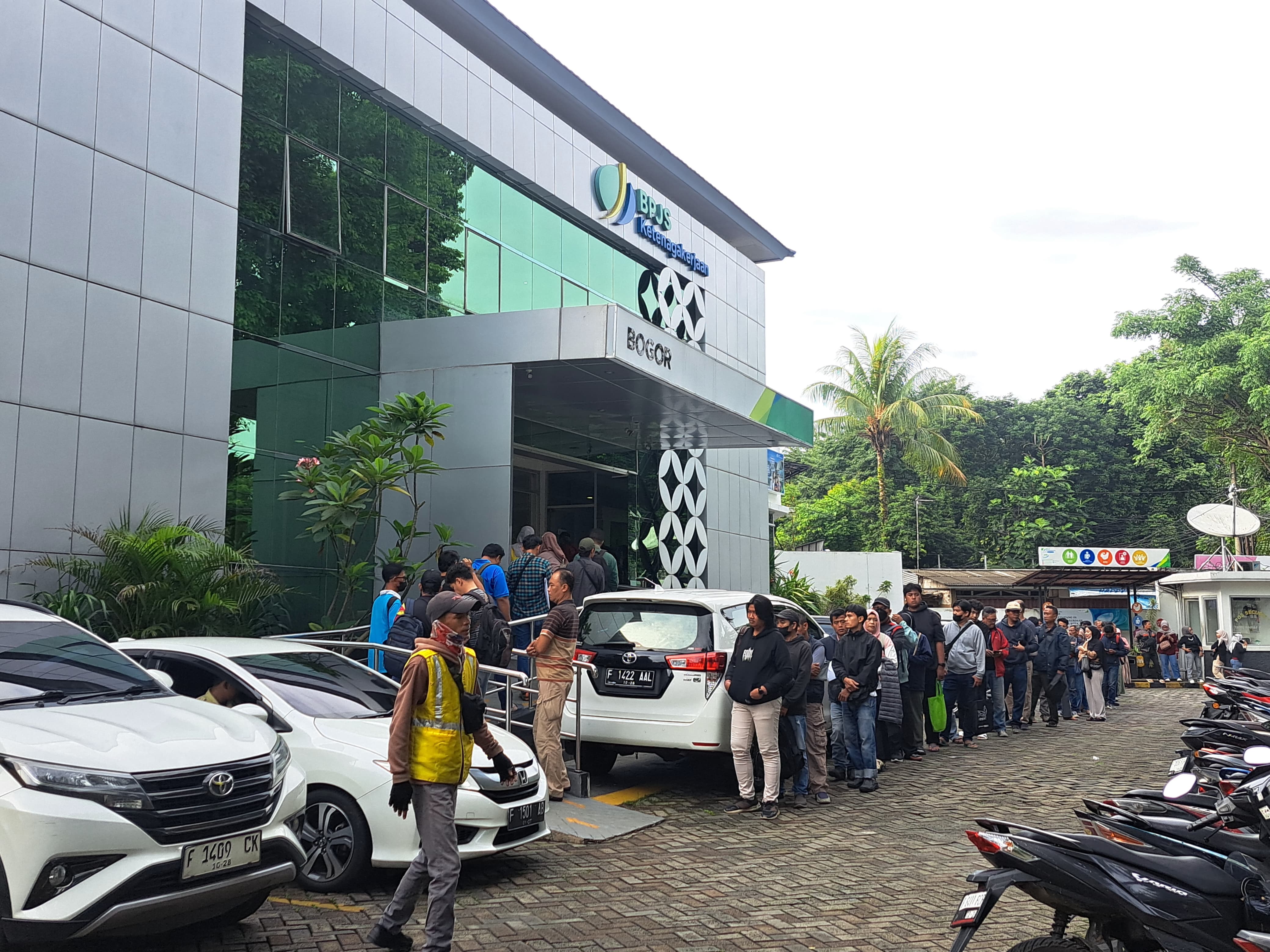 Antrean panjang di Kantor BPJS Ketenagakerjaan Bogor, Kecamatan Tanah Sareal pada Rabu (12/3/2025).