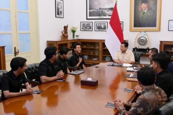 Presiden RI Prabowo Subianto menyambut kedatangan Pandawara Group di Istana Merdeka.