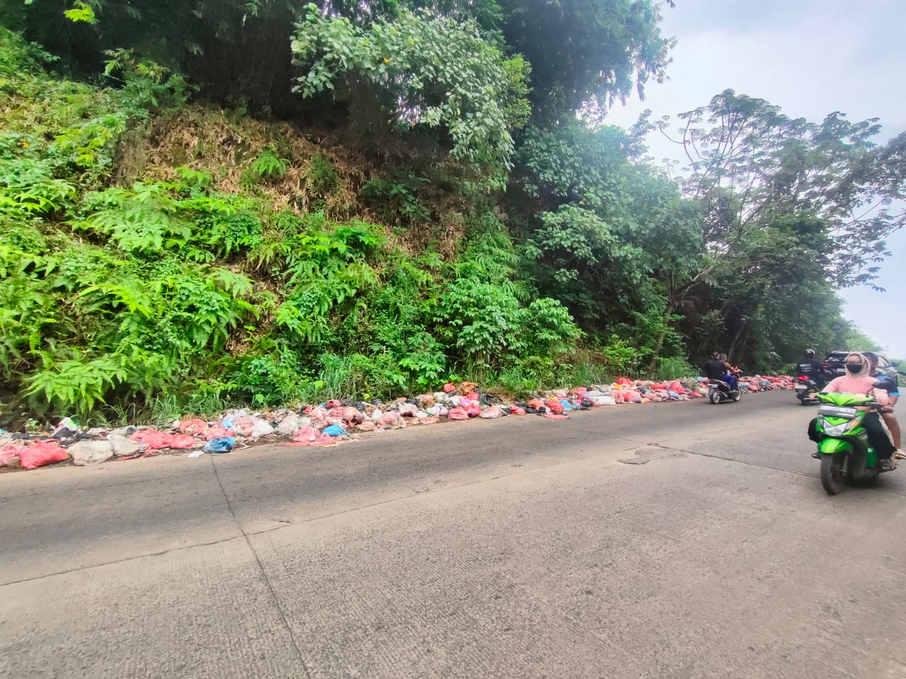 Sampah liar sepanjang badan Jalan Lingkar Leuwiliang Bogor.