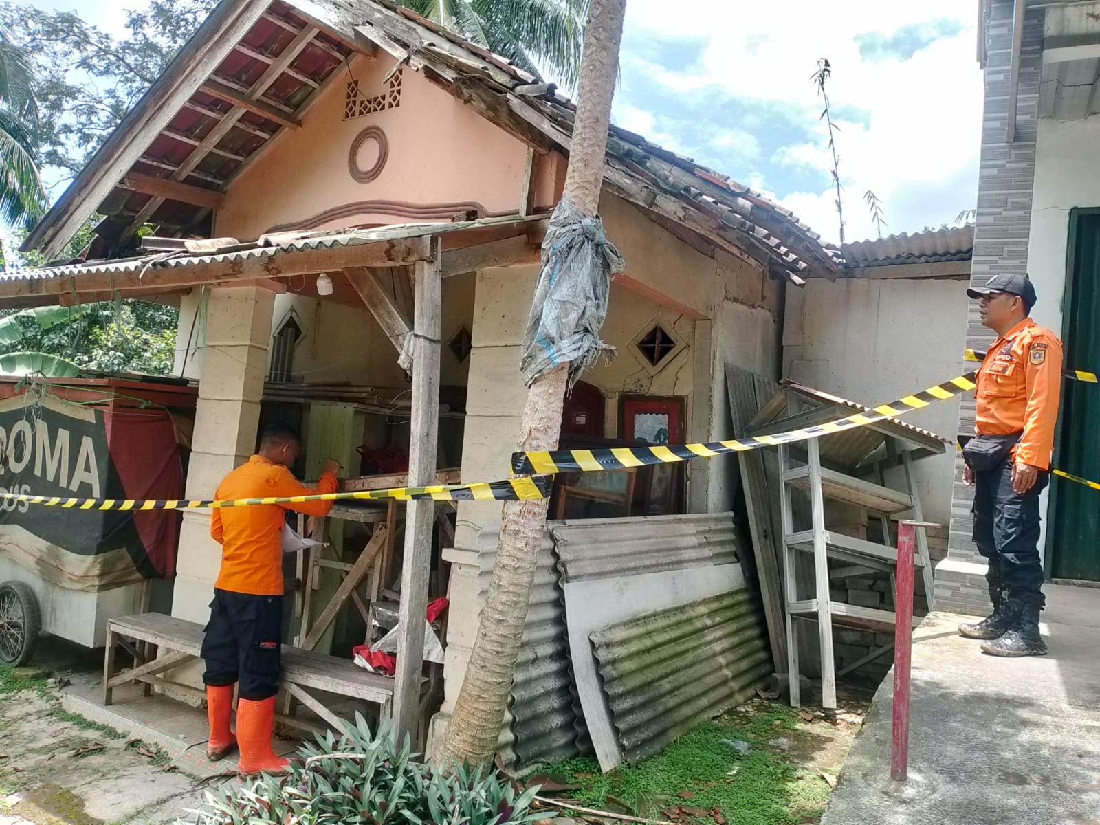 Tim BPBD Kabupaten Bogor saat melakukan pengecekan rumah terdampak pergerakan tanah di Sukamakmur.
