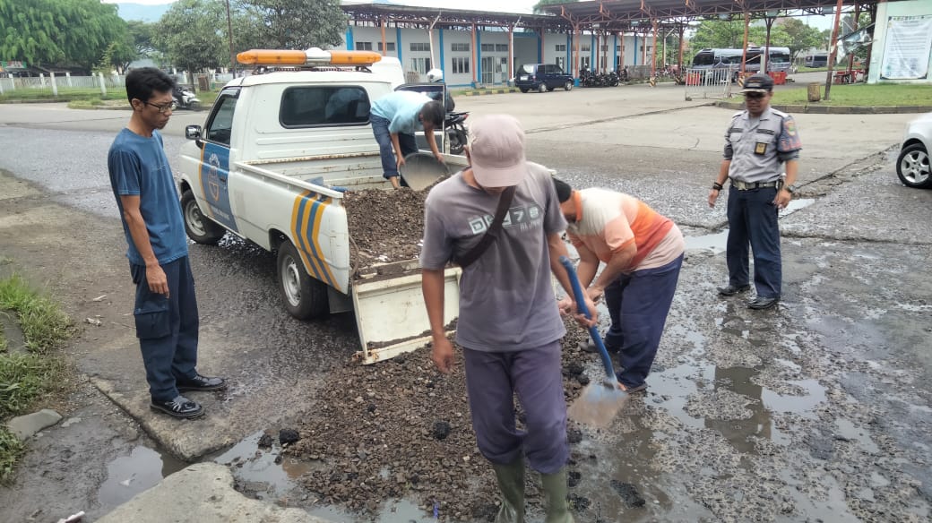 Perbaikan jalan rusak di dekat Terminal Leuwiliang, Kabupaten Bogor.