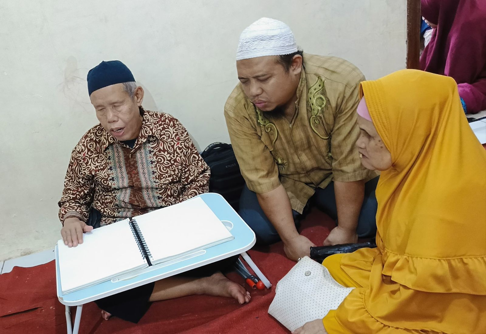 Potret saat para penyandang tunanetra belajar dan menghafal Al Quran di Nurul Qolbi Tajur