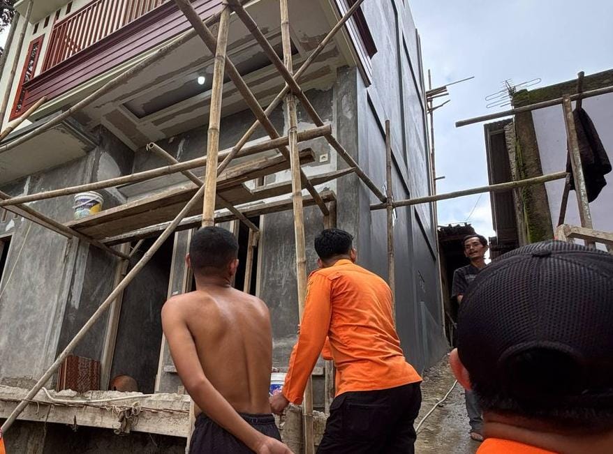 Petugas saat memeriksa pergerakan tanah di Puncak Dua, Sukamakmur Bogor.
