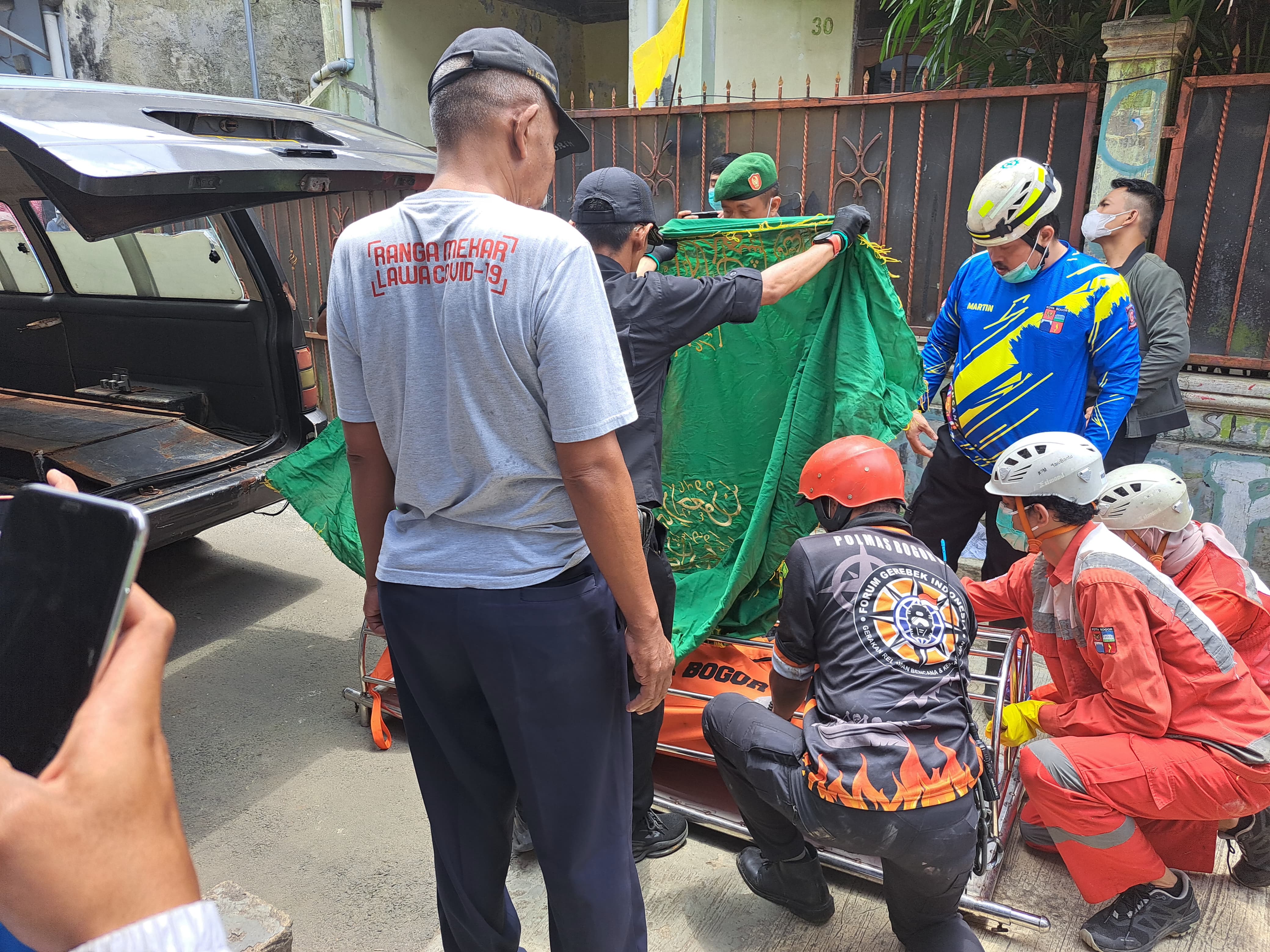 Proses evakuasi jasad di dalam sumur di RT 4 RW 4 Kelurahan Ranggamekar, Kecamatan Bogor Selatan, Kamis (13/3/2025).