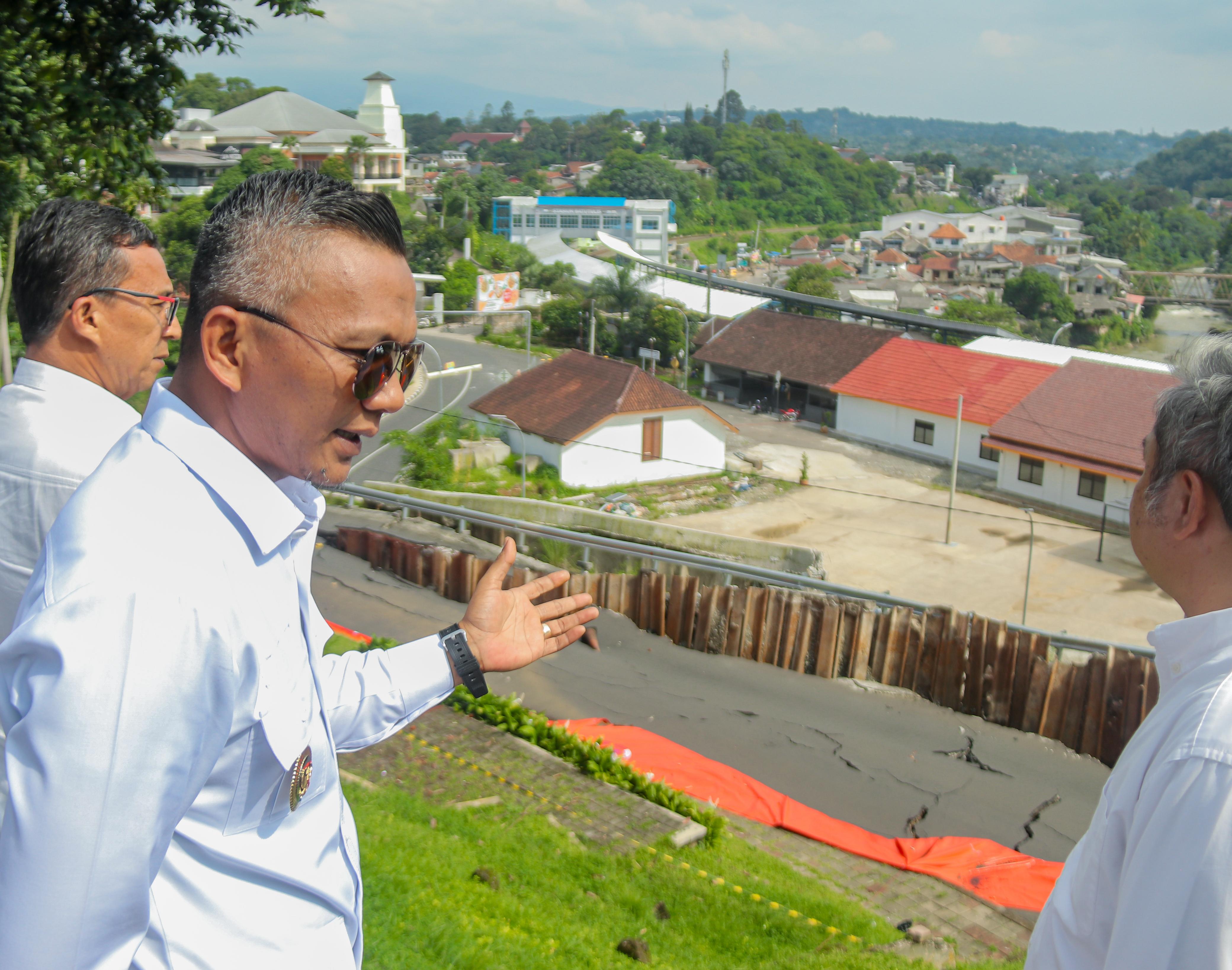 Wakil Wali Kota Bogor Jenal Mutaqin saat meninjau lokasi Jalan Saleh Danasasmita, Batutulis.