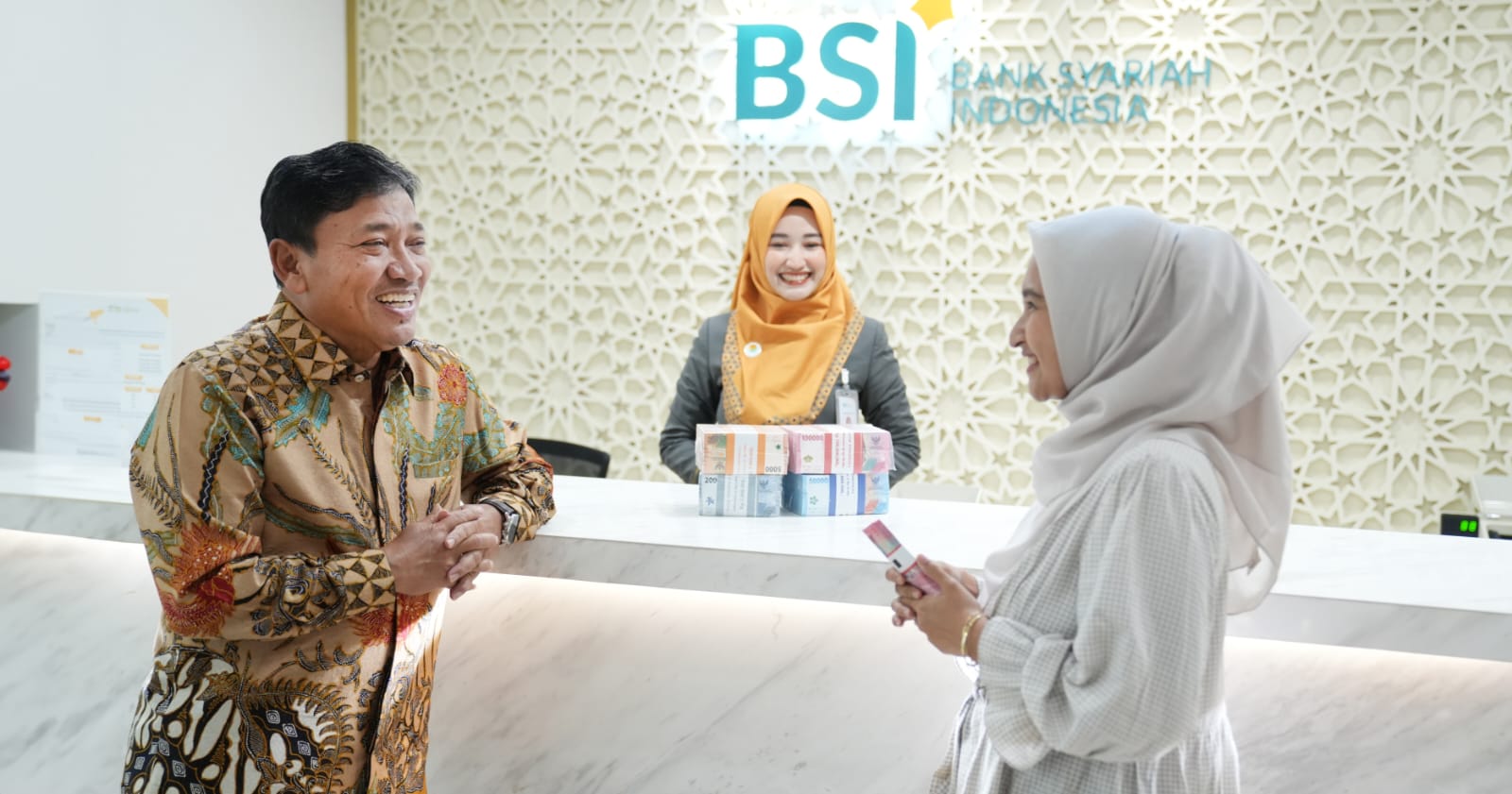Wakil Direktur Utama BSI Bob T Ananta (kiri) menyapa nasabah (kanan) yang sedang bertransaksi di PT Bank Syariah Indonesia Tbk (BSI) Kantor Cabang The Tower Jakarta.