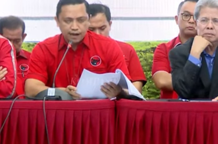 Juru Bicara PDIP Ronny Talapessy membacakan materinya di hadapan wartawan.
