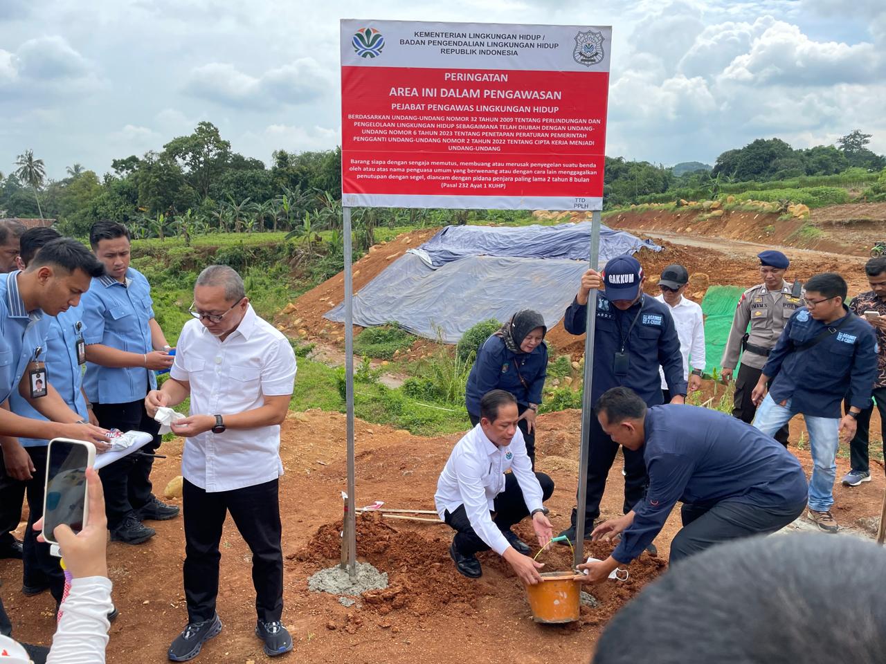 nteri Lingkungan Hidup, Hanif Faisol Nurofiq dan Menteri Koordinator Bidang Pangan Zulkifli Hasan saat mereka meninjau kawasan hulu Daerah Aliran Sungai (DAS) Cikeas, Sukaraja, Kabupaten Bogor, Kamis.