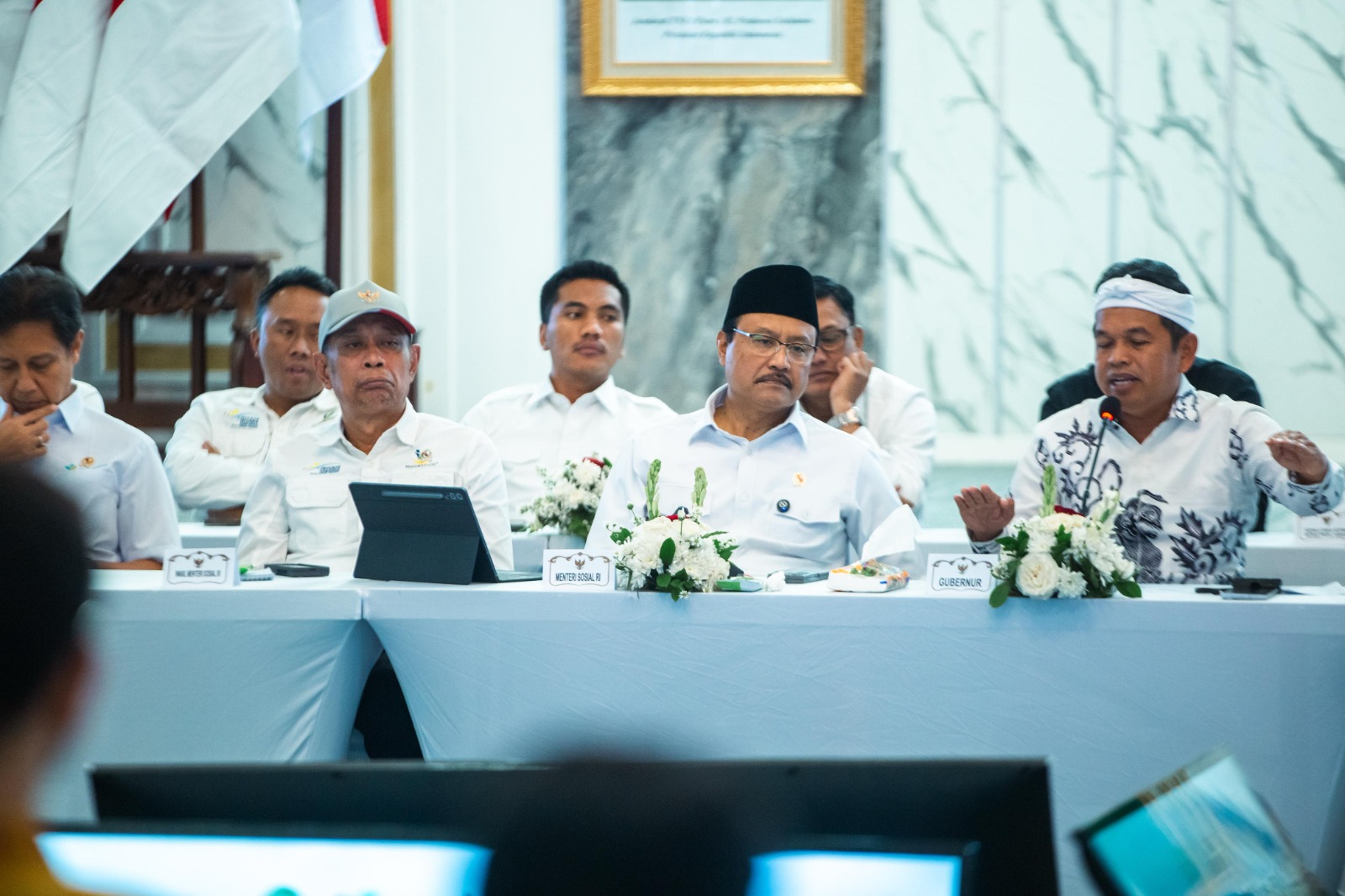 Gubernur Jawa Barat Dedi Mulyadi memberikan pengarahan di Kabupaten Bogor.