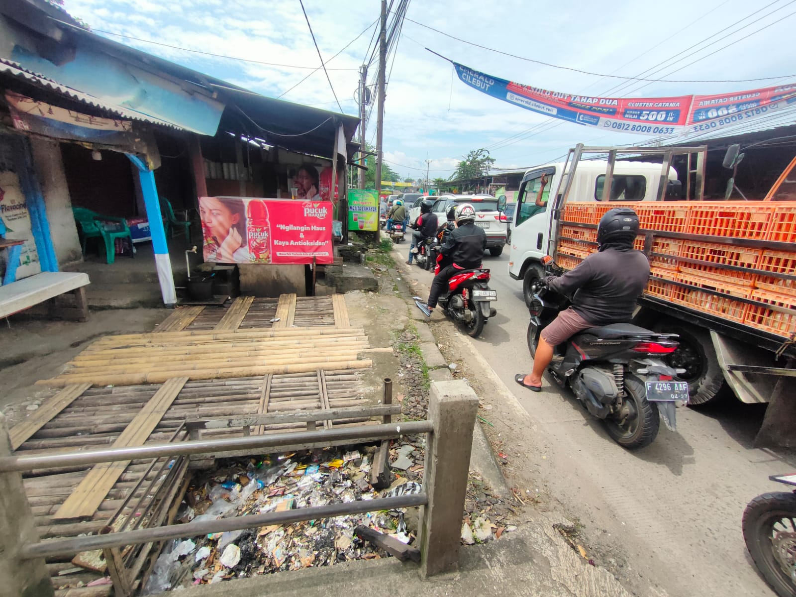 Saluran air di Jalan Raya Kemang - Parung dipenuhi sampah dan bangunan liar, hingga  sering banjir saat diguyur hujan.
