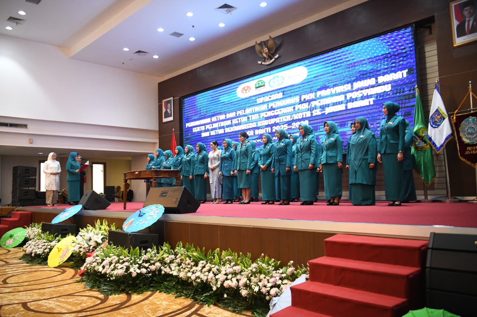 Gubernur Jawa Barat Dedi Mulyadi dan Ketua TP-PKK Provinsi Jawa Barat, Siska Gerfianti, melakukan pengukuhan dan pelantikan di Gedung Dibaleka di Depok.