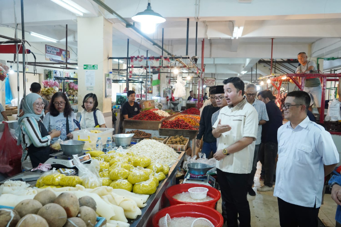 Peninjauan harga bahan pokok oleh Komisi II DPRD Kota Bogor di Pasar Jambu Dua.
