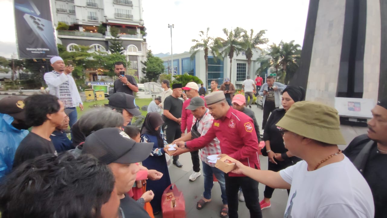 Ketua M1R SSB Kota Bogor, Faisal Abdul Hadji saat membagikan takjil