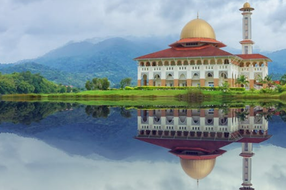 Masjid di dekat danau.
