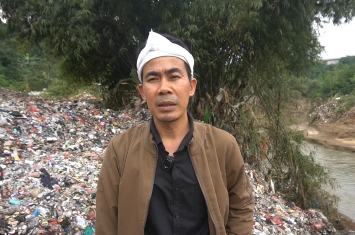 Sekretaris Desa Wanaherang Endang Kurniawan saat mendatangi lokasi tumpukan sampah.