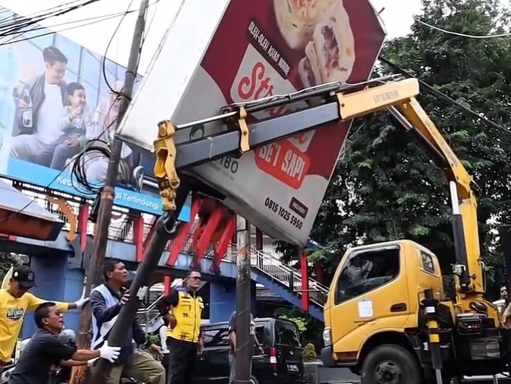 Pembongkaran reklame ilegal di Kota Bogor, di Jalan Raya Padjajaran.