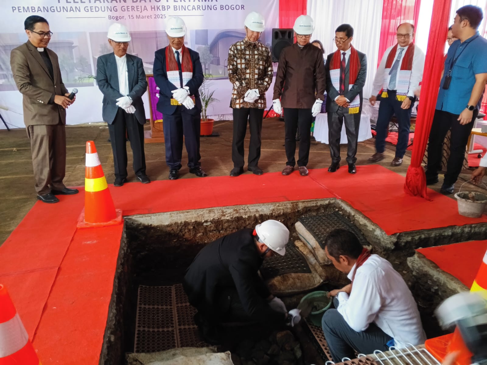 Peletakan batu pertama pembangunan Gedung Gereja HKBP Bincarung Kota Bogor.