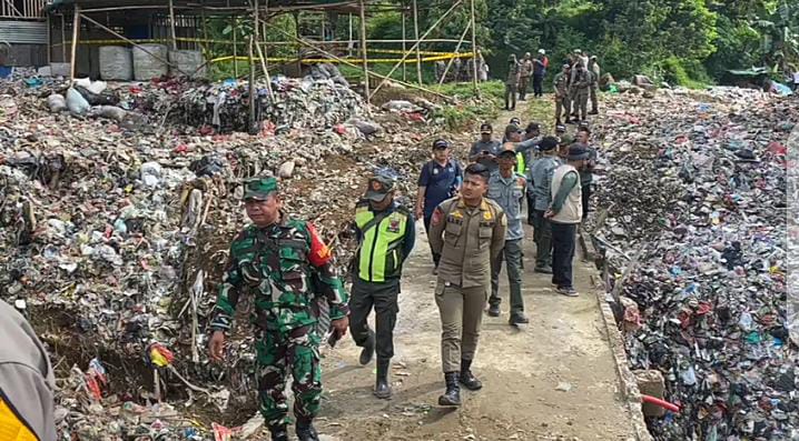 DLH bersama instansi terkait Kabupaten Bogor saat mendatangi TPA Ilegal di Gunung Putri.