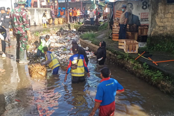 Tim Gabungan Muspika Kecamatan Ciampea bersama UPT. Irigasi Pengairan, dibantu warga, melakukan pembersihan Sungai Irigasi dari tumpukan sampah.