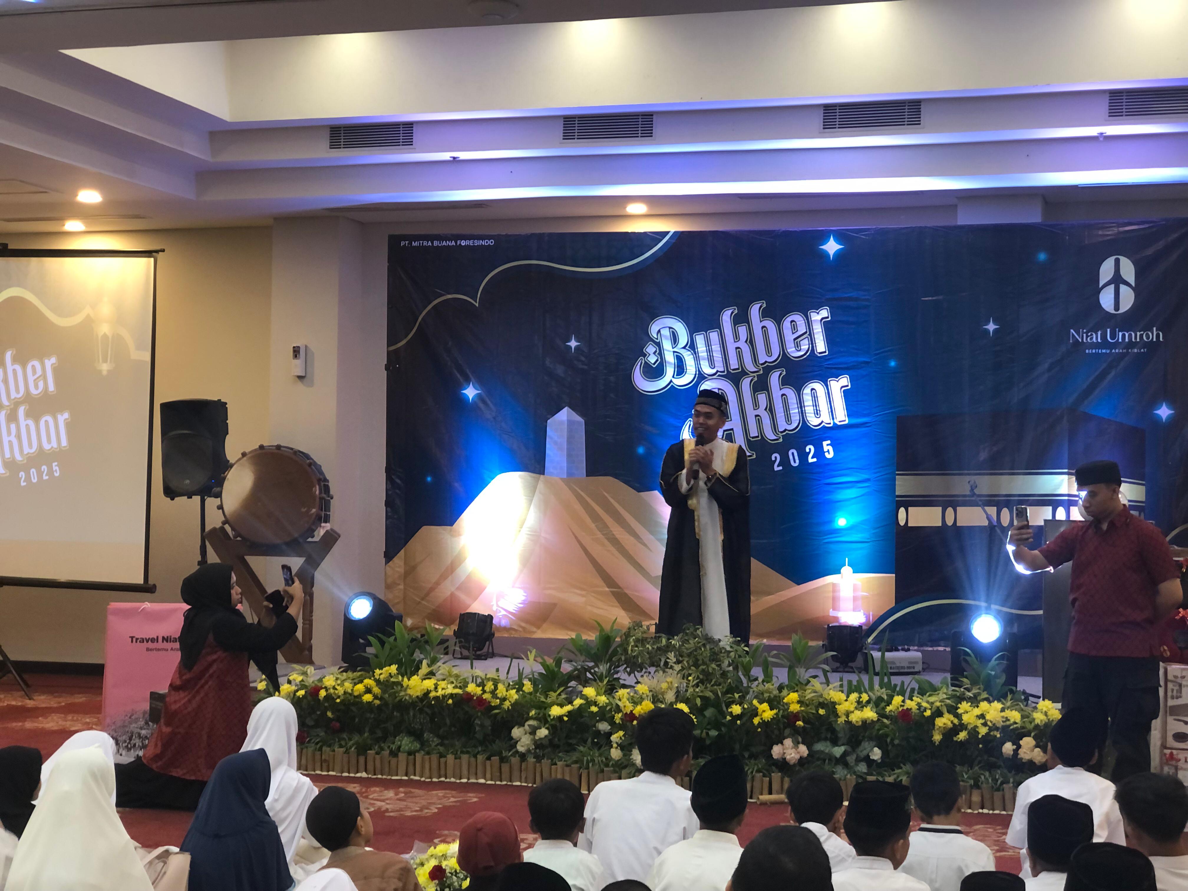 Momen saat para peserta mengikuti buka bersama yang dihelat oleh Travel Niat Umroh.