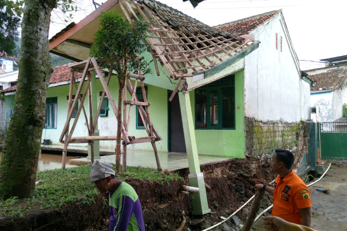 Puluhan rumah dan sejumlah sarana pendidikan terdampak banjir yang terjadi di Kampung Kawungluwuk, Kecamatan Cijeruk, Kabupaten Bogor.