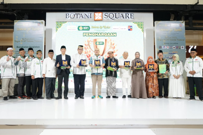 ICMI Kota Bogor memberikan penghargaan Anugerah Cendekiawan kepada sejumlah tokoh di Kota Bogor pada penutupan Bogor ICMI Islami Festival (BiiF), Minggu (16/3/2025).