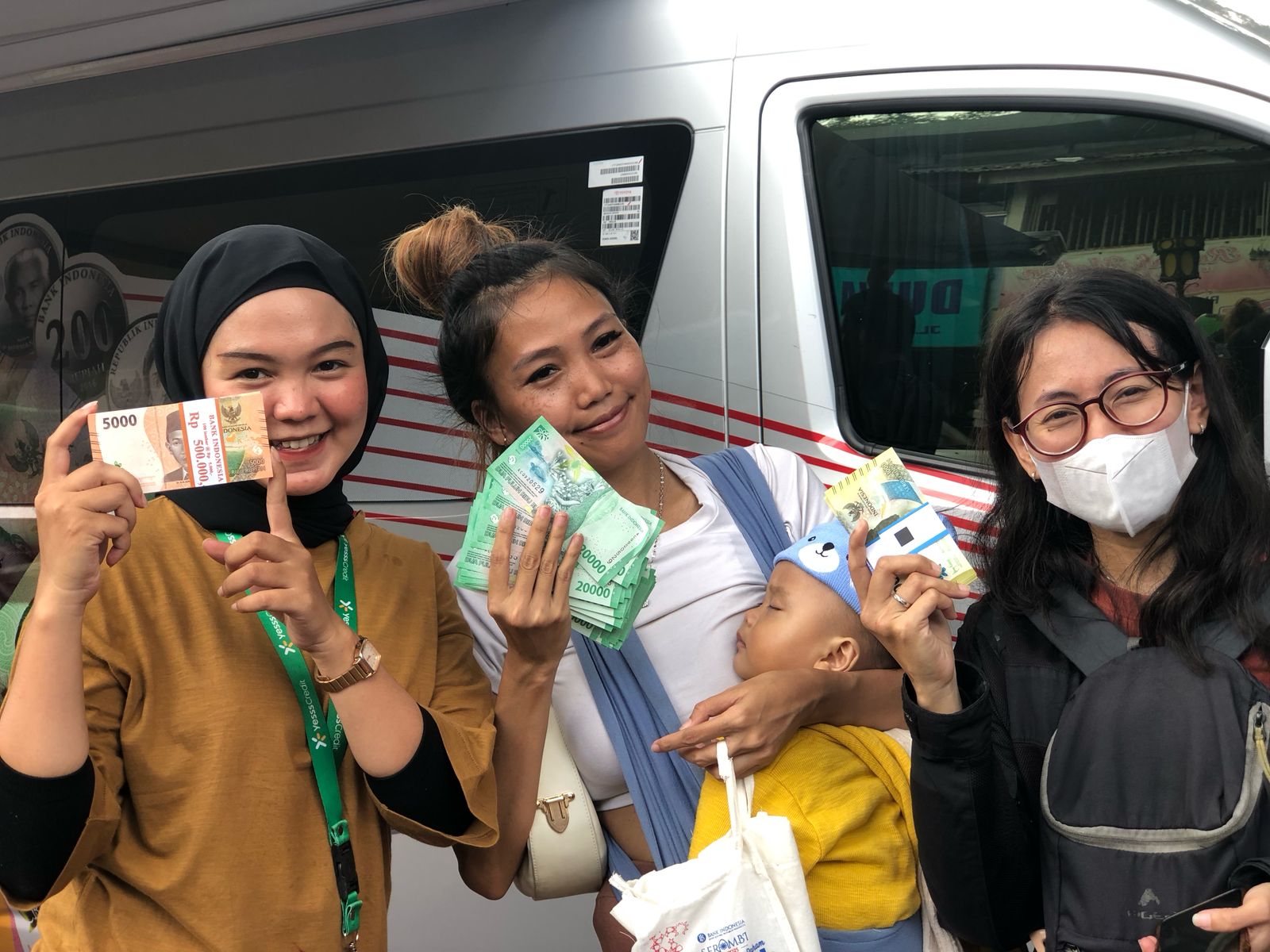 Sejumlah warga usai mengantre untuk melakukan penukaran uang