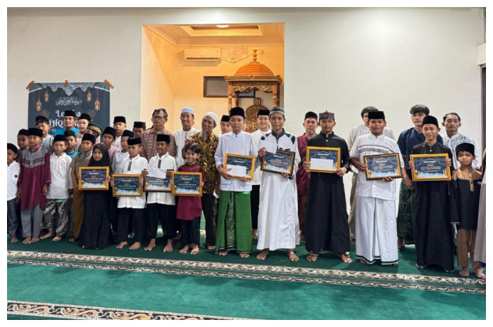 Para pemenang Festival Ramadhan yang diselenggarakan DKM Masjid Baitul Mutaqin Nambo, Kabupaten Bogor.