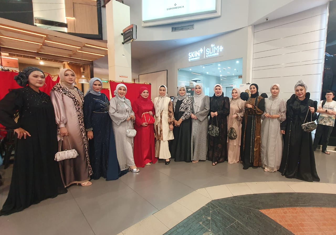 Susi Pramudya menghadirkan koleksi busana muslimah terbaru dan ditampilkan dalam ajang Moslem Fashion Show 2025.
