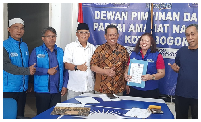 Ketua DPD PAN Kota Bogor Bedjo Santoso saat menerima berkas pendaftaran.