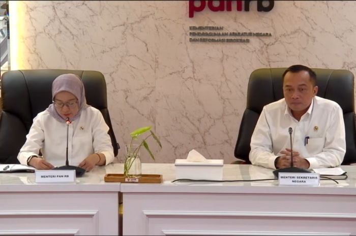 Menteri PANRB Rini Widyantini dan Mensesneg Prasetyo Hadi  dalam konferensi pers terkait pengangakatan CASN, Senin (17/3/2025).