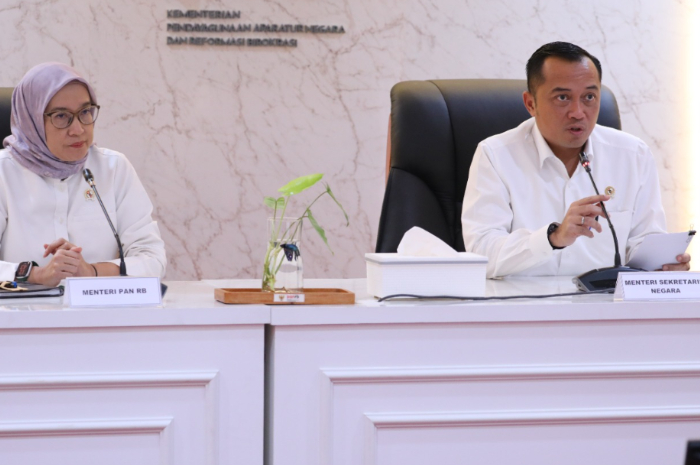 Mensesneg Prasetyo Hadi dan Menteri PANRB Rini Widyantini saat konferensi pers terakit pengangakatan CASN, Senin (17/3/2025).